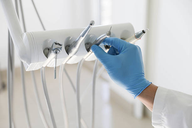 Professional Emergency Dentist technician working in Edgewood, FL